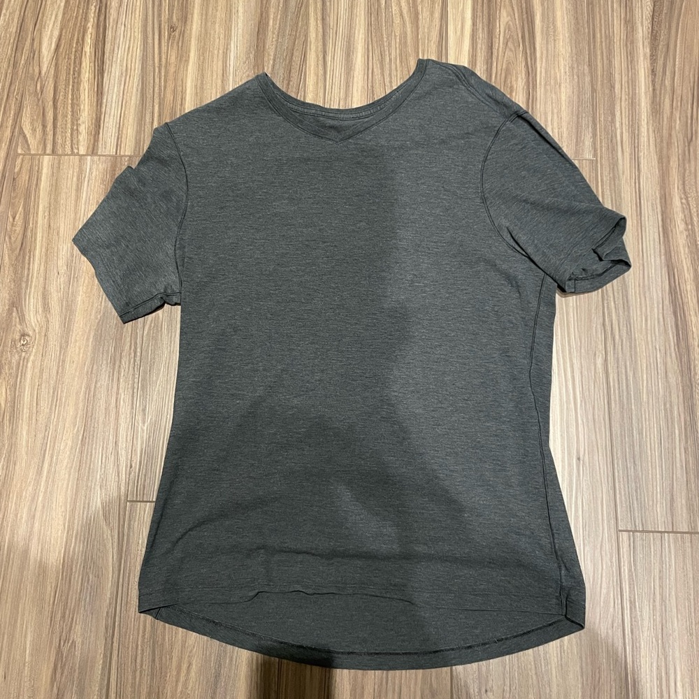 Lulu Lemon 5 year basic tee v-neck 😎👕